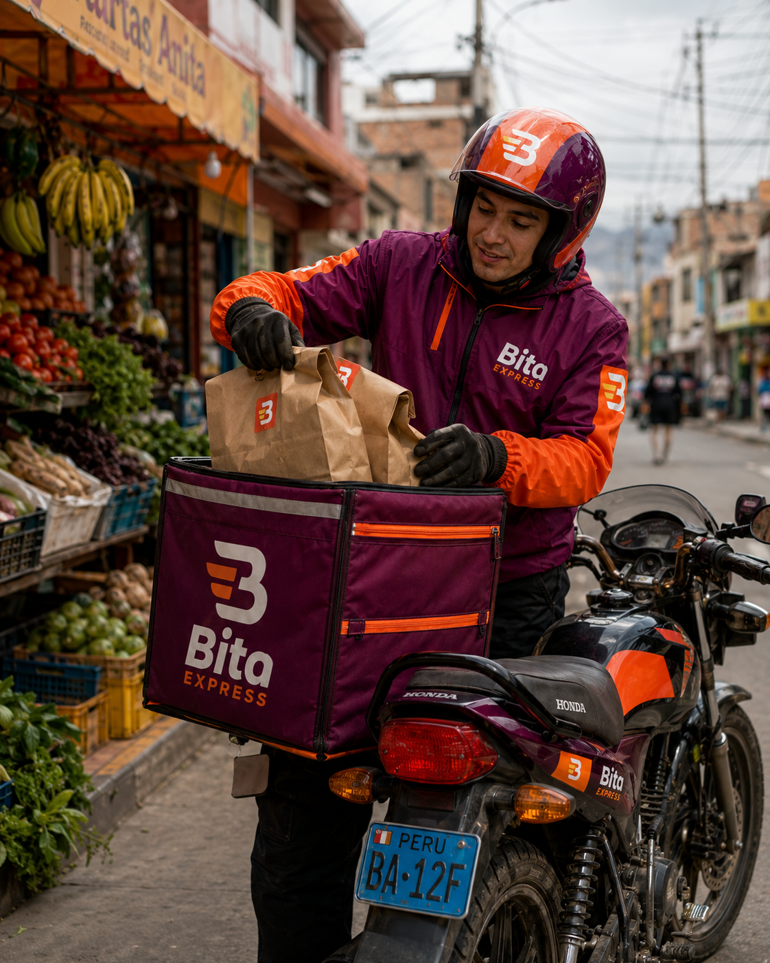 Repartidor de Bita Express preparando una entrega en un mercado de Lima Norte.